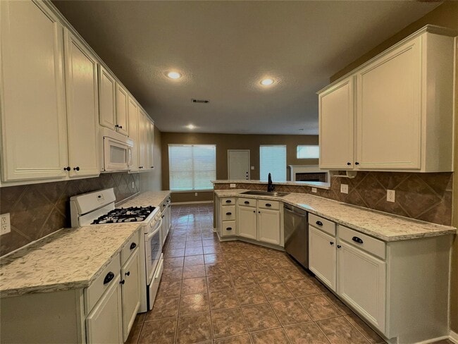 Building Photo - 2115 Hollyfield Ln