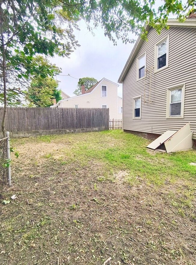 Building Photo - 107 Sterry St