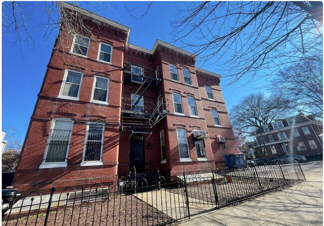 Primary Photo - 700 F St NE