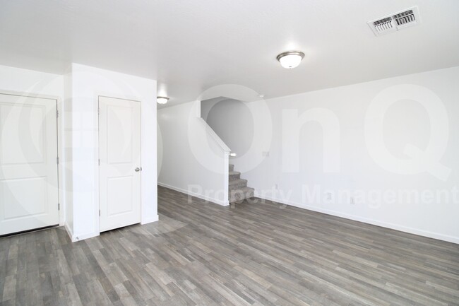 Building Photo - 822 N Navajo Ln