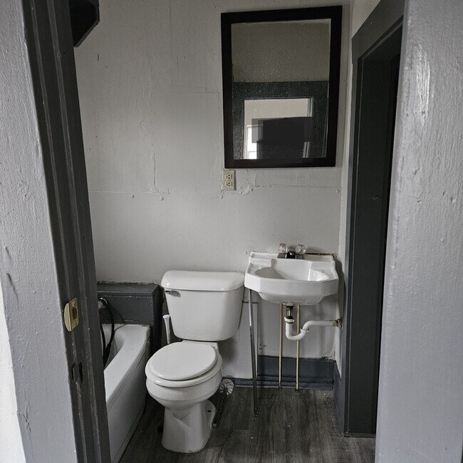 Bathroom - 1371 E Blaine St