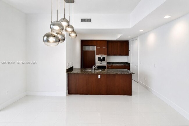 Building Photo - 15901 Collins Ave