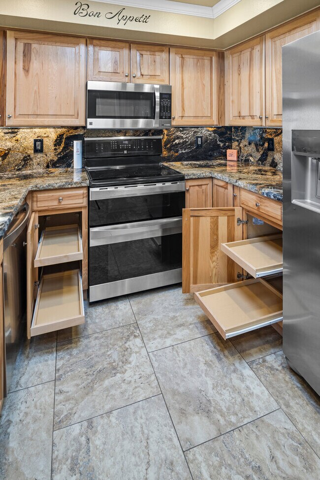 Building Photo - Your Oasis Awaits!