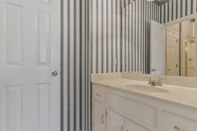 Building Photo - 10495 Royal Points Dr
