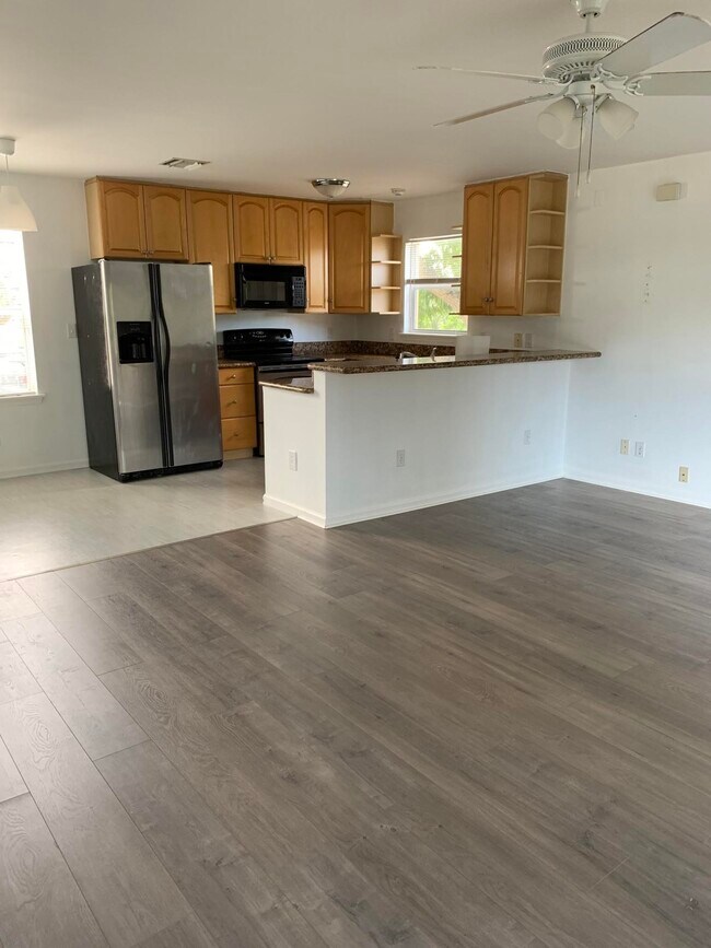 Building Photo - 121 S Oak St