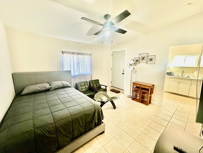 Building Photo - Fully Furnished Tower District Studio