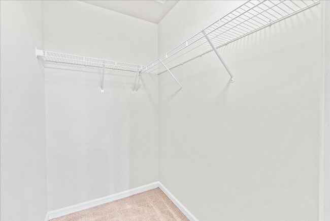 Building Photo - Commuter Friendly 3 Bed 3.5 Bath Townhome