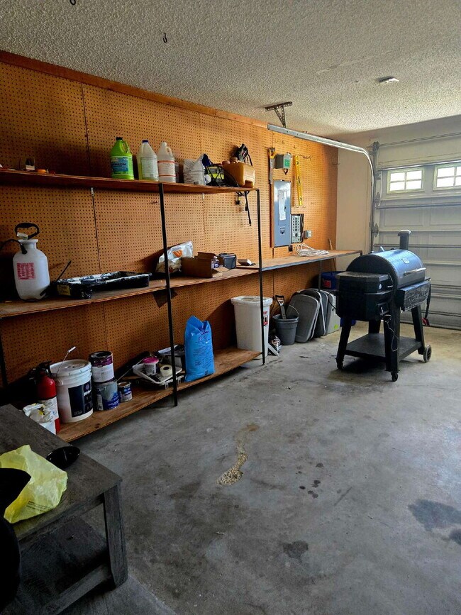 Building Photo - 4/2 Pool Home with pool service included