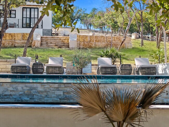 Building Photo - 2701 Bumble Bee Dr