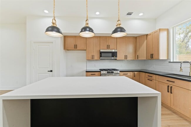 Building Photo - 8048 Sunbury St