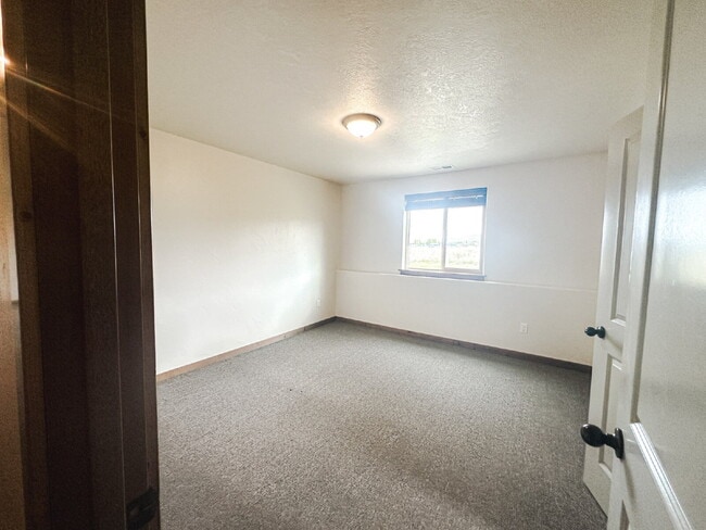 Building Photo - 3 Bedroom, 1 Bathroom Lower Level Duplex