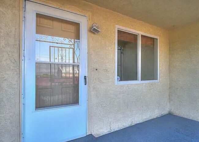 Building Photo - 3 Bedroom 2 Bathroom