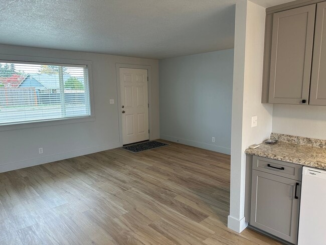Building Photo - Beautifully updated 2 bed/1bath duplex in Thurston!