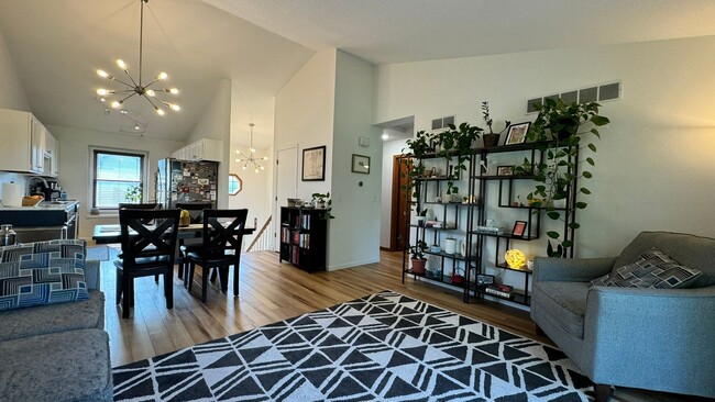 Building Photo - $1,800 | 3 Bedroom, 2 Bathroom Town Home |...