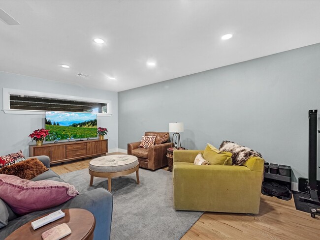 Building Photo - 712 Barbara St