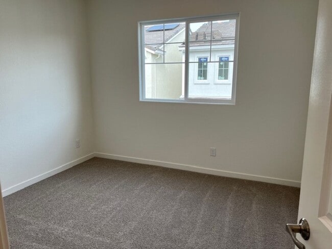 Building Photo - BEAUTIFUL SOLAR  2 STORY HOME IN NATOMS! 4...