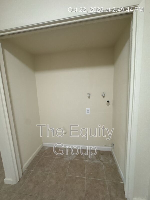Building Photo - 1140 W Tulare Ave