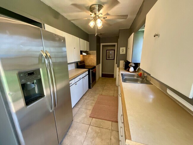 Building Photo - 3 Bedroom 1.5 Bathroom