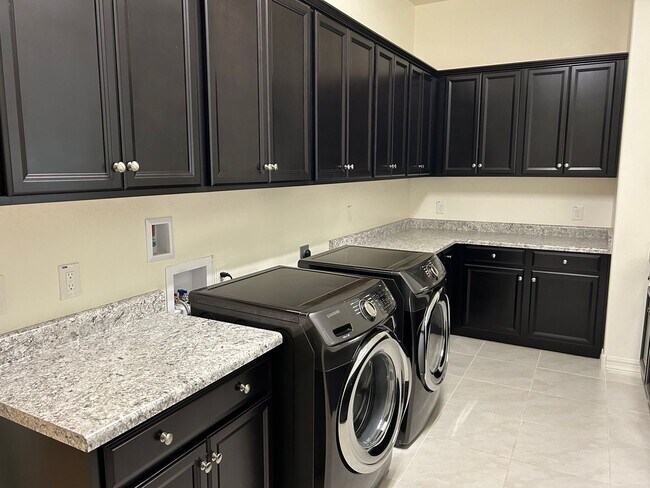 Building Photo - Beautiful home with generation suite in gated community