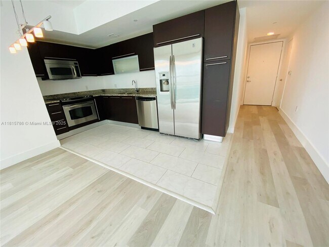 Primary Photo - 950 Brickell Bay Dr