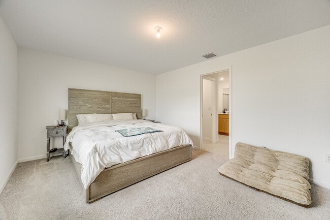 Building Photo - 3/2 in gated Tillman Lakes!