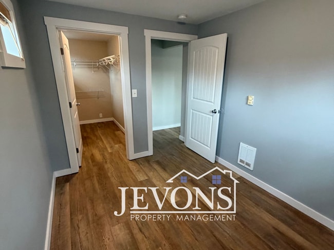 Building Photo - Spacious Single-Family Home on Elevated Corner Lot Near Seattle & Burien