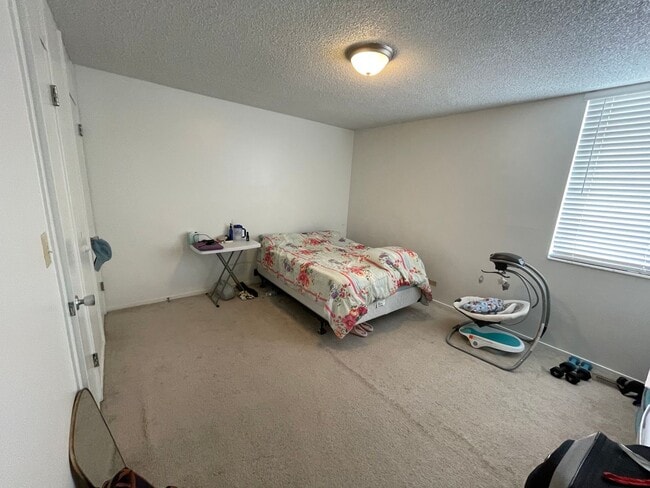 Building Photo - Spacious Ground Level 2 Bedroom 1 Bath