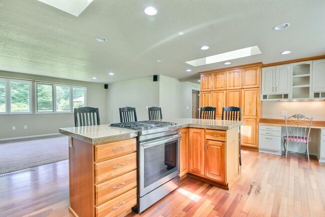 Building Photo - Fantastic Remodel in E Renton Highlands!