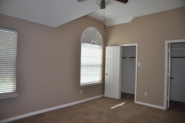 Building Photo - 2222 Drake Falls Dr