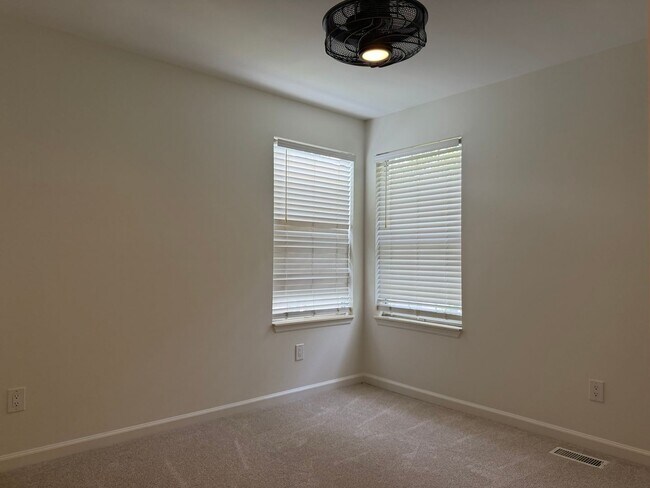Building Photo - 303 Norvich Ct