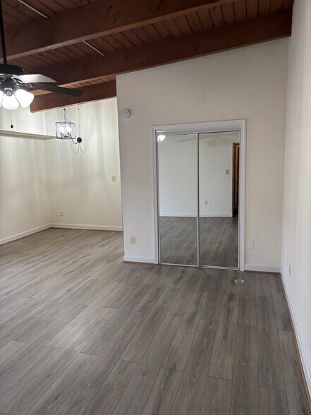 Building Photo - 7609 Fontainebleau Dr