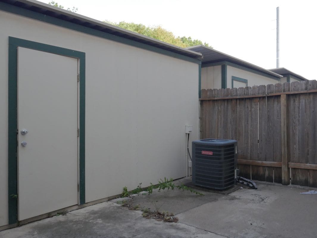 Building Photo - 4949 Hamilton Wolfe Rd