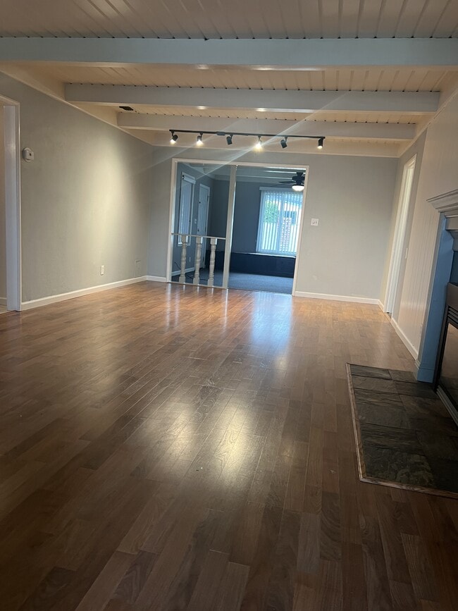 Building Photo - 2217 Madera Rd