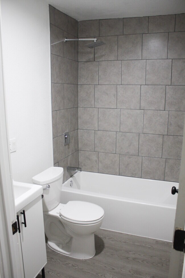 Building Photo - 1125 Tamerack Ave