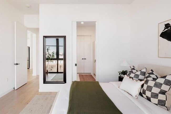 Building Photo - 800 Embassy Dr