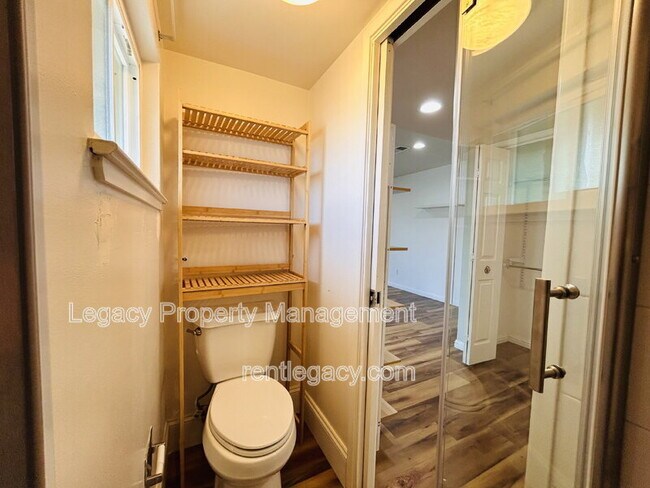 Building Photo - 493 Dahlia St