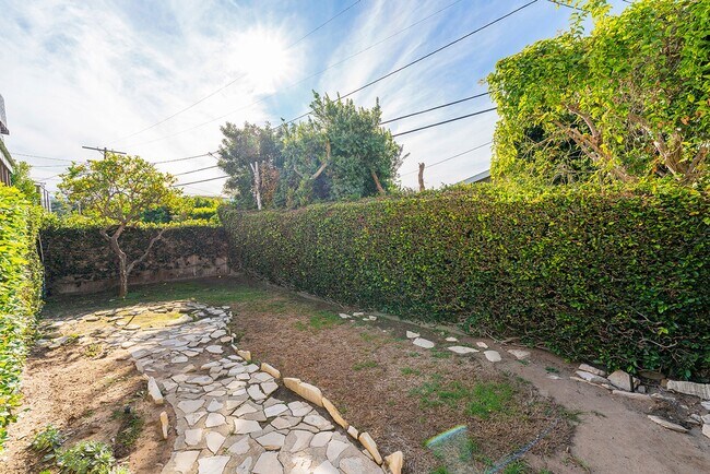 Building Photo - Super Cute 3bed 2 bath home with peek-a-boo ocean view South Redondo