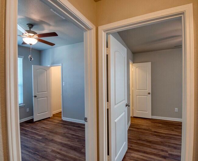 Building Photo - 1368 Kingsgate Dr