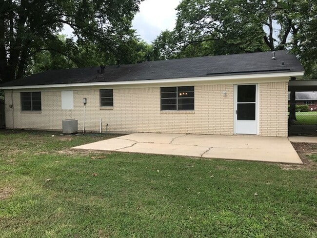 Building Photo - Beautiful 3 bedroom home! 1/2 off 1st month rent!!!