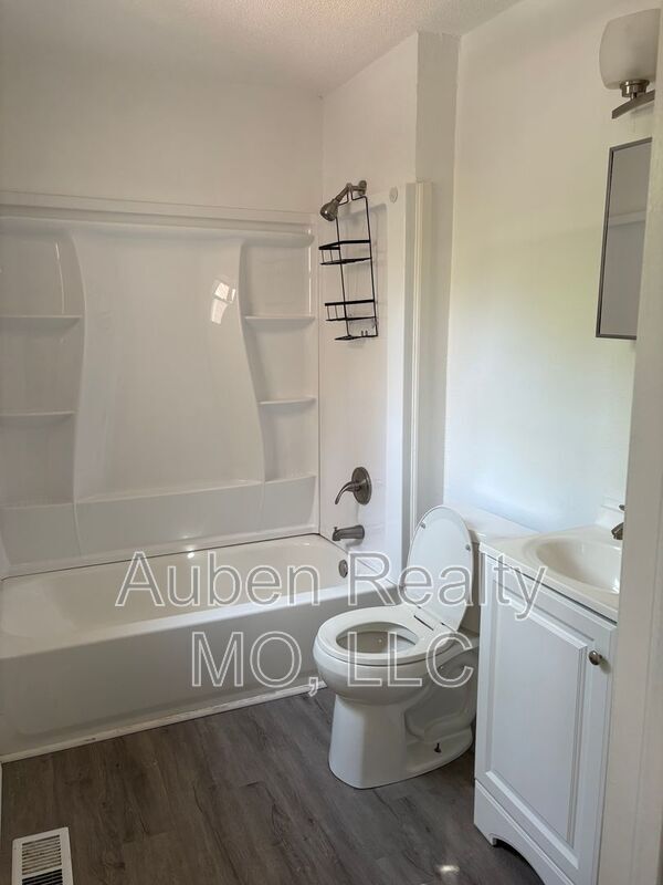 Building Photo - 507 Henrie Ave