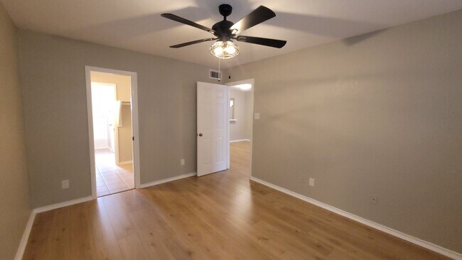 Building Photo - MOVE IN SPECIAL $500 OFF THE FIRST MONTH RENT-Spacious 1 Bedroom Apartment in Balcones Heights