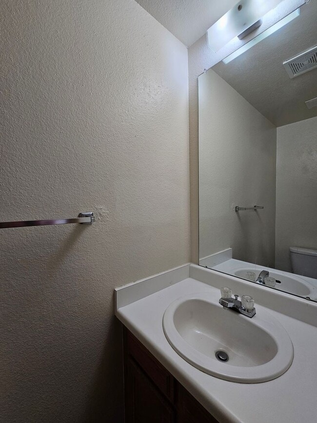 Building Photo - Spacious 2 Bed Townhome w/ Fenced Yard & N...