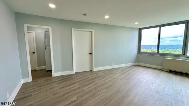 Building Photo - 1 Claridge Dr