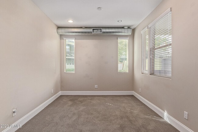 Building Photo - 4816 N Woodmere Fairway