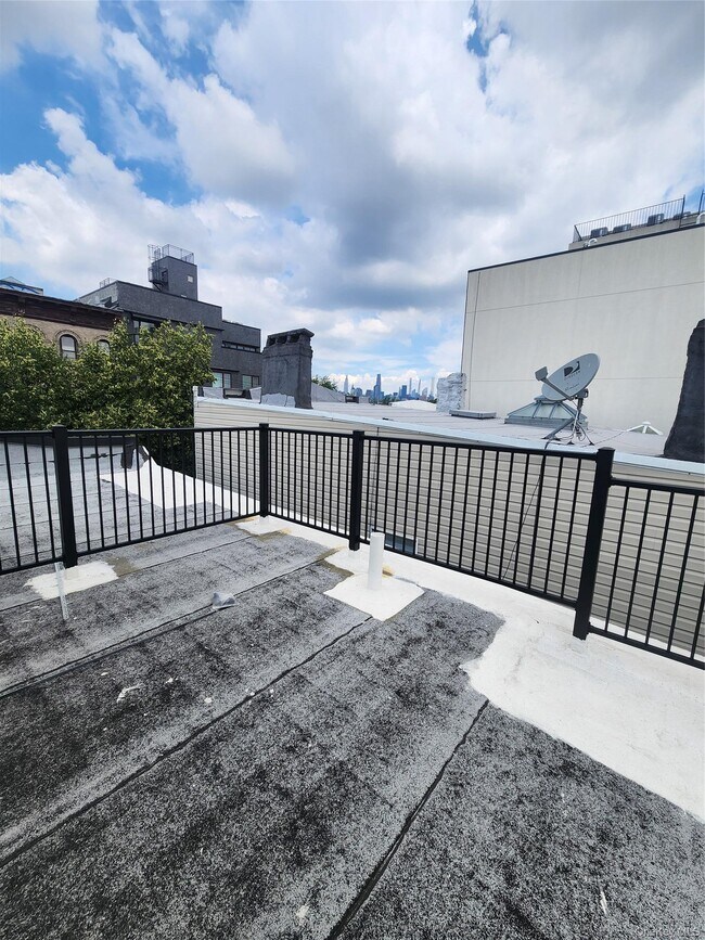 Building Photo - 14 Hausman St