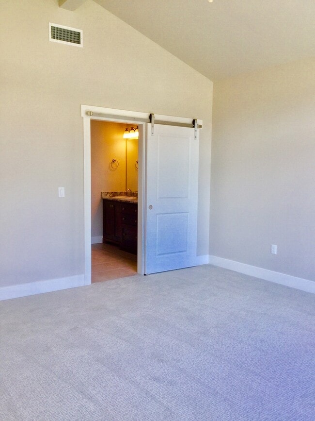 Building Photo - Stunning Newer Build in Stonegate Estates!!