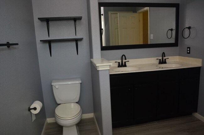 Building Photo - 406 Comal Run