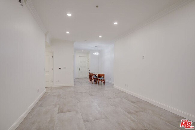 Building Photo - 1444 S Point View St