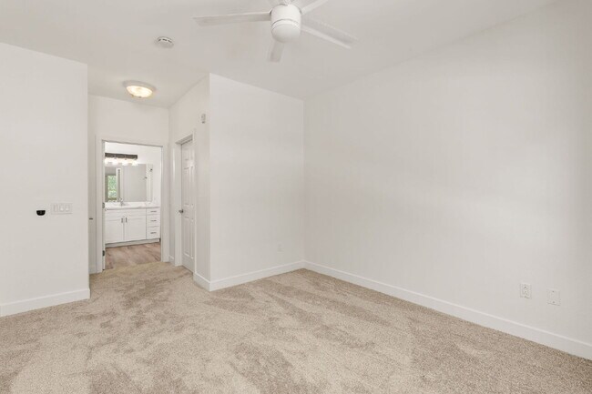 Building Photo - "Spacious, Sophisticated, Modern 3BR, 2BA Condo in the heart of downtown