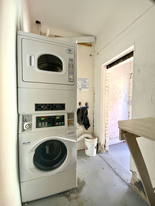 Building Photo - Fully Remodeled, Top Floor! On-site Laundry, New Stainless Appliances